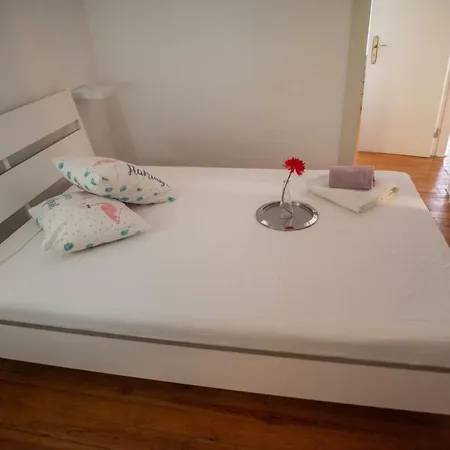 The Blue House - Bica Yellow Tram Apartman *